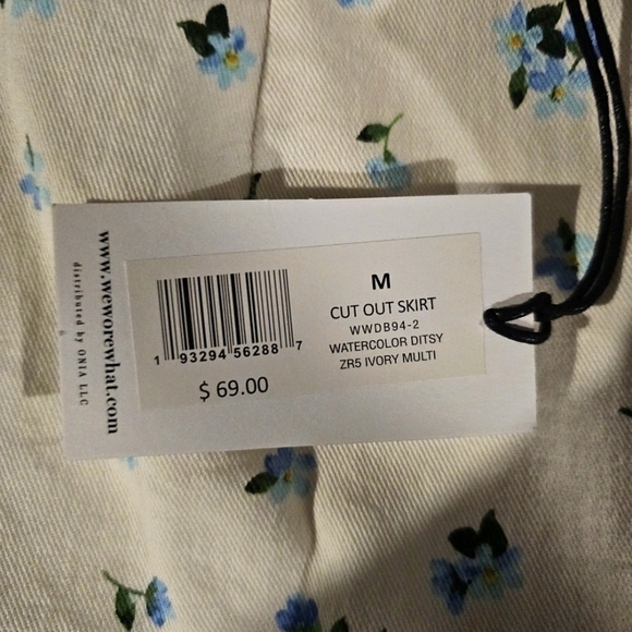 🆕We Wore What Cut-Out Mini Skirt – Ivory  Size Medium Retails $69 NWT - Picture 5 of 6